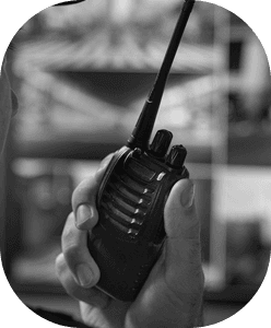 Guardia con equipo de radio